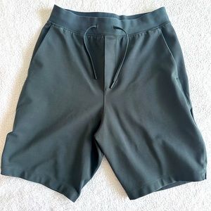 lululemon MAINSTAY SHORT 9" size Medium